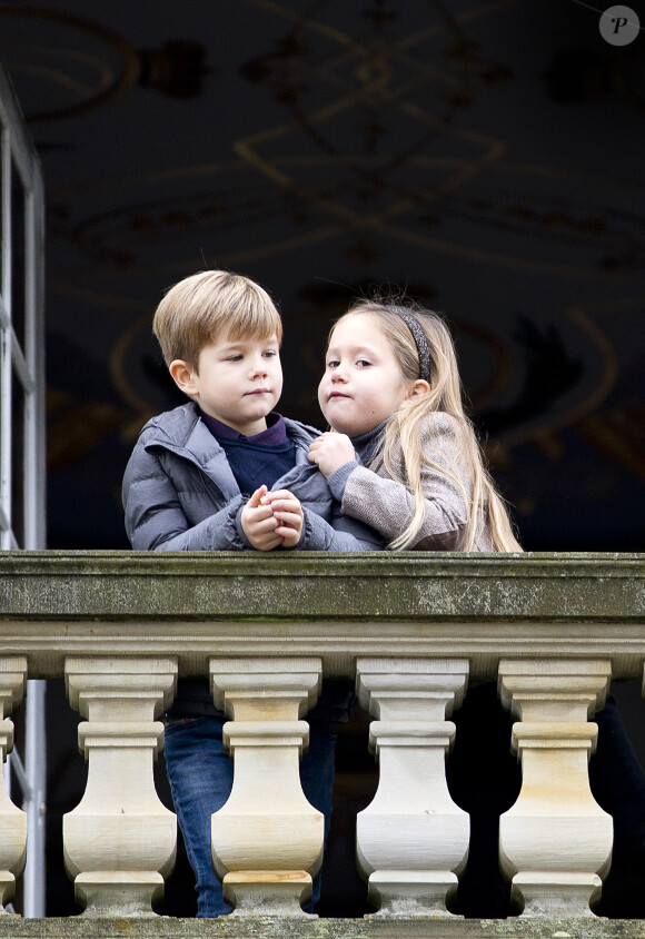 La princesse Mary de Danemark était le 5 novembre 2017 au palais de l'Hermitage, au nord de Copenhague, pour assister à la course de chevaux "Hubertus Jagt" avec ses quatre enfants, Christian, Isabella, Vincent et Josephine.