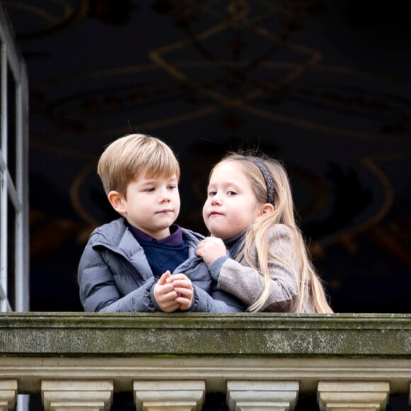 La princesse Mary de Danemark était le 5 novembre 2017 au palais de l'Hermitage, au nord de Copenhague, pour assister à la course de chevaux "Hubertus Jagt" avec ses quatre enfants, Christian, Isabella, Vincent et Josephine.