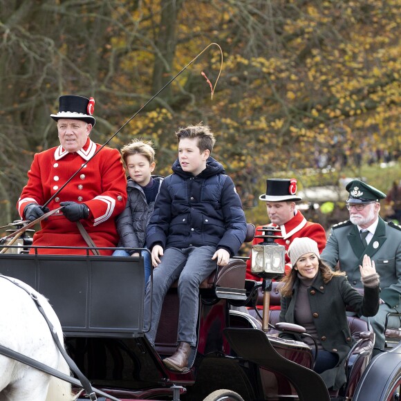 La princesse Mary de Danemark était le 5 novembre 2017 au palais de l'Hermitage, au nord de Copenhague, pour assister à la course de chevaux "Hubertus Jagt" avec ses quatre enfants, Christian, Isabella, Vincent et Josephine.