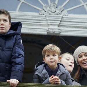 La princesse Mary de Danemark était le 5 novembre 2017 au palais de l'Hermitage, au nord de Copenhague, pour assister à la course de chevaux "Hubertus Jagt" avec ses quatre enfants, Christian, Isabella, Vincent et Josephine.