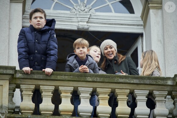 La princesse Mary de Danemark était le 5 novembre 2017 au palais de l'Hermitage, au nord de Copenhague, pour assister à la course de chevaux "Hubertus Jagt" avec ses quatre enfants, Christian, Isabella, Vincent et Josephine.