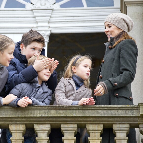 La princesse Mary de Danemark était le 5 novembre 2017 au palais de l'Hermitage, au nord de Copenhague, pour assister à la course de chevaux "Hubertus Jagt" avec ses quatre enfants, Christian, Isabella, Vincent et Josephine.