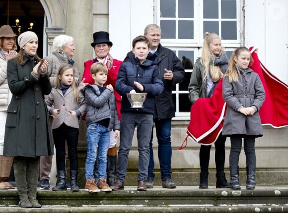 La princesse Mary de Danemark avec ses quatre enfants, Christian, Isabella, Vincent et Josephine lors de la remise des trophées le 5 novembre 2017 au palais de l'Hermitage, au nord de Copenhague, à l'issue de la course de chevaux "Hubertus Jagt".