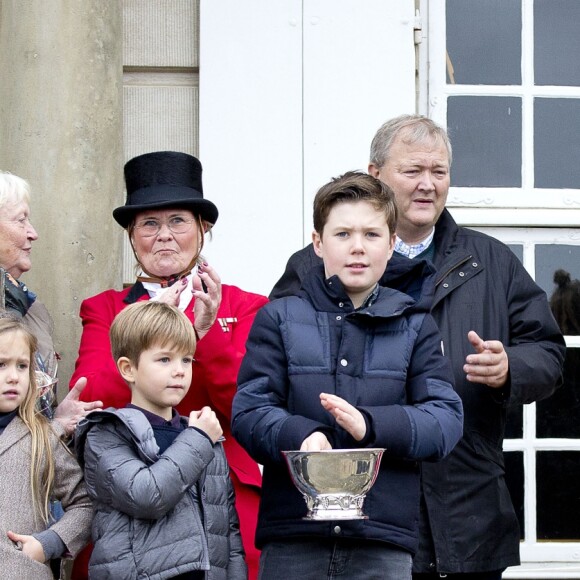 La princesse Mary de Danemark avec ses quatre enfants, Christian, Isabella, Vincent et Josephine lors de la remise des trophées le 5 novembre 2017 au palais de l'Hermitage, au nord de Copenhague, à l'issue de la course de chevaux "Hubertus Jagt".