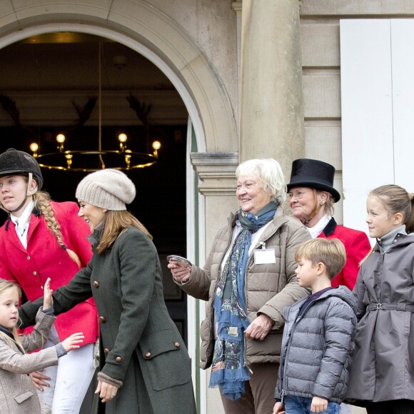 La princesse Mary de Danemark avec ses quatre enfants, Christian, Isabella, Vincent et Josephine lors de la remise des trophées le 5 novembre 2017 au palais de l'Hermitage, au nord de Copenhague, à l'issue de la course de chevaux "Hubertus Jagt".