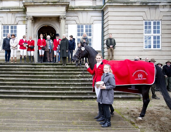 La princesse Mary de Danemark avec ses quatre enfants, Christian, Isabella, Vincent et Josephine lors de la remise des trophées le 5 novembre 2017 au palais de l'Hermitage, au nord de Copenhague, à l'issue de la course de chevaux "Hubertus Jagt".