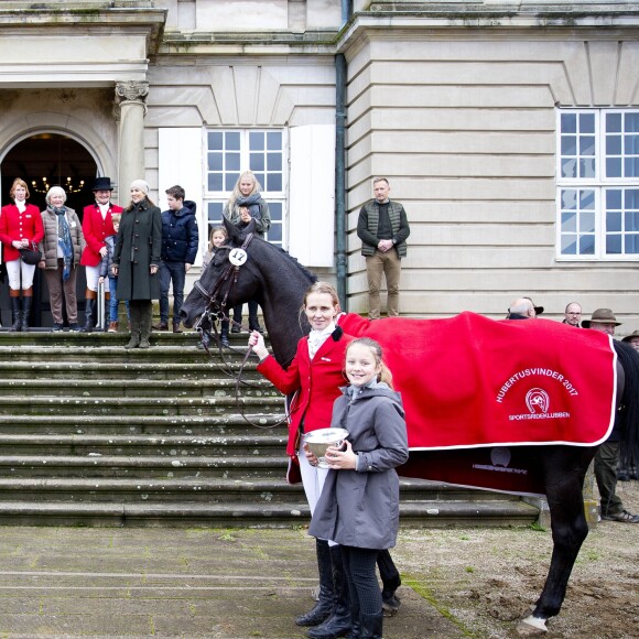 La princesse Mary de Danemark avec ses quatre enfants, Christian, Isabella, Vincent et Josephine lors de la remise des trophées le 5 novembre 2017 au palais de l'Hermitage, au nord de Copenhague, à l'issue de la course de chevaux "Hubertus Jagt".