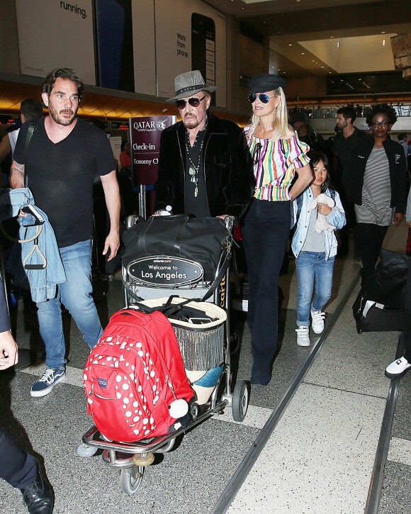Johnny Hallyday a quitté Los Angeles pour Paris avec sa femme Laeticia, ses filles Jade et Joy, son manager Sébastien Farran, Elyette la grand-mère de sa femme et sa chienne Cheyenne le 29 mai 2017.
