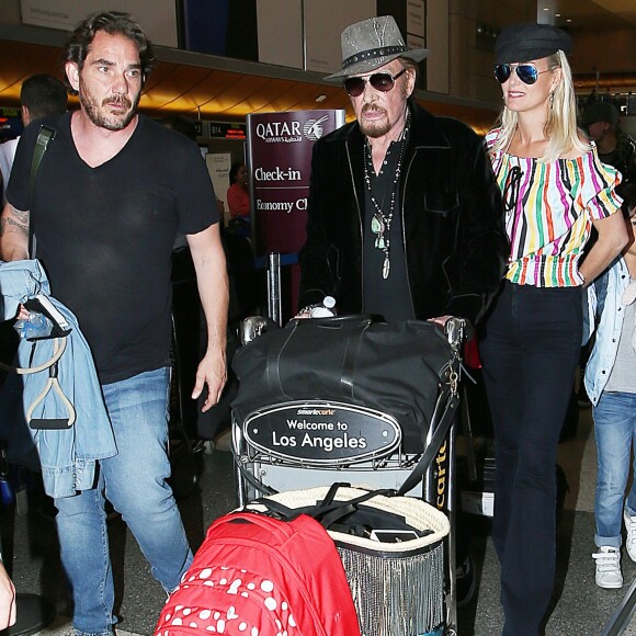 Johnny Hallyday a quitté Los Angeles pour Paris avec sa femme Laeticia, ses filles Jade et Joy, son manager Sébastien Farran, Elyette la grand-mère de sa femme et sa chienne Cheyenne le 29 mai 2017.