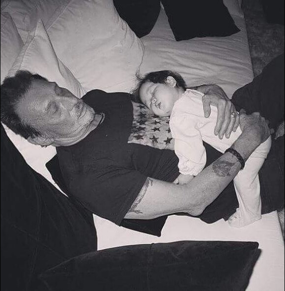 Johnny Hallyday partage une photo avec sa fille Joy, lorsqu'elle était bébé, sur Instagram, le 29 octobre 2017.