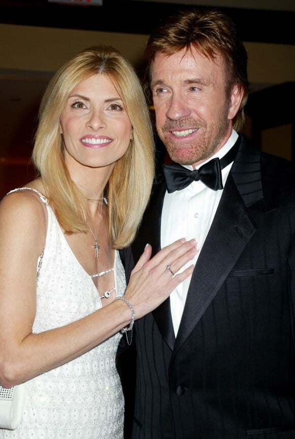 Chuck Norris et sa femme Gena - Soirée "To protect and to serve" à Los Angeles le 10 novembre 2002.