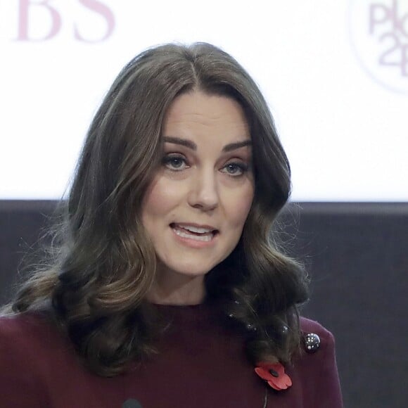 La duchesse Catherine de Cambridge, enceinte de son troisième enfant avec le prince William et habillée d'une robe de la marque Goat, lors de son discours d'ouverture le 8 novembre 2017 à un forum organisé à Londres par l'association Place2Be dont elle est la marraine.