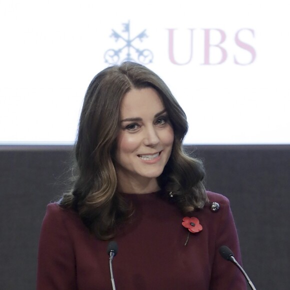 La duchesse Catherine de Cambridge, enceinte de son troisième enfant avec le prince William et habillée d'une robe de la marque Goat, lors de son discours d'ouverture le 8 novembre 2017 à un forum organisé à Londres par l'association Place2Be dont elle est la marraine.