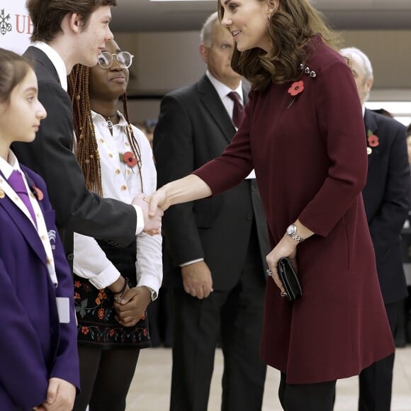 La duchesse Catherine de Cambridge, enceinte de son troisième enfant avec le prince William et habillée d'une robe de la marque Goat, participait le 8 novembre 2017 à un forum organisé à Londres par l'association Place2Be dont elle est la marraine.