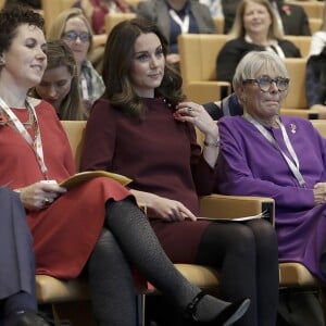 La duchesse Catherine de Cambridge, enceinte de son troisième enfant avec le prince William et habillée d'une robe de la marque Goat, participait le 8 novembre 2017 à un forum organisé à Londres par l'association Place2Be dont elle est la marraine.