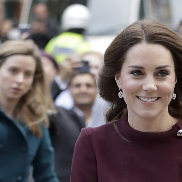 La duchesse Catherine de Cambridge, enceinte de son troisième enfant avec le prince William et habillée d'une robe de la marque Goat, participait le 8 novembre 2017 à un forum organisé à Londres par l'association Place2Be dont elle est la marraine.