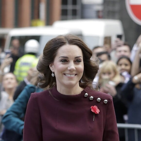 La duchesse Catherine de Cambridge, enceinte de son troisième enfant avec le prince William et habillée d'une robe de la marque Goat, participait le 8 novembre 2017 à un forum organisé à Londres par l'association Place2Be dont elle est la marraine.