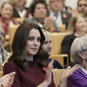 La duchesse Catherine de Cambridge, enceinte de son troisième enfant avec le prince William et habillée d'une robe de la marque Goat, participait le 8 novembre 2017 à un forum organisé à Londres par l'association Place2Be dont elle est la marraine.