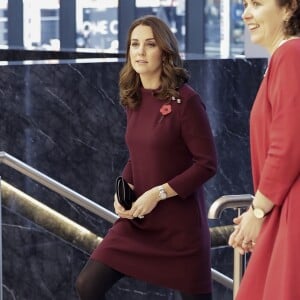 La duchesse Catherine de Cambridge, enceinte de son troisième enfant avec le prince William et habillée d'une robe de la marque Goat, participait le 8 novembre 2017 à un forum organisé à Londres par l'association Place2Be dont elle est la marraine.