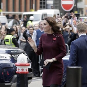 La duchesse Catherine de Cambridge, enceinte de son troisième enfant avec le prince William et habillée d'une robe de la marque Goat, participait le 8 novembre 2017 à un forum organisé à Londres par l'association Place2Be dont elle est la marraine.