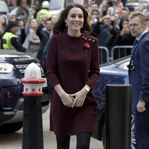 La duchesse Catherine de Cambridge, enceinte de son troisième enfant avec le prince William et habillée d'une robe de la marque Goat, participait le 8 novembre 2017 à un forum organisé à Londres par l'association Place2Be dont elle est la marraine.