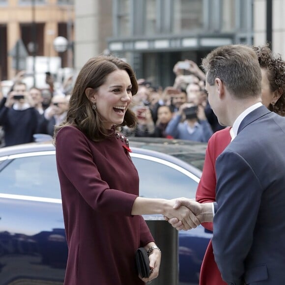 La duchesse Catherine de Cambridge, enceinte de son troisième enfant avec le prince William et habillée d'une robe de la marque Goat, participait le 8 novembre 2017 à un forum organisé à Londres par l'association Place2Be dont elle est la marraine.