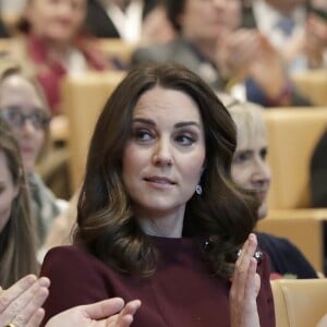 La duchesse Catherine de Cambridge, enceinte de son troisième enfant avec le prince William et habillée d'une robe de la marque Goat, participait le 8 novembre 2017 à un forum organisé à Londres par l'association Place2Be dont elle est la marraine.