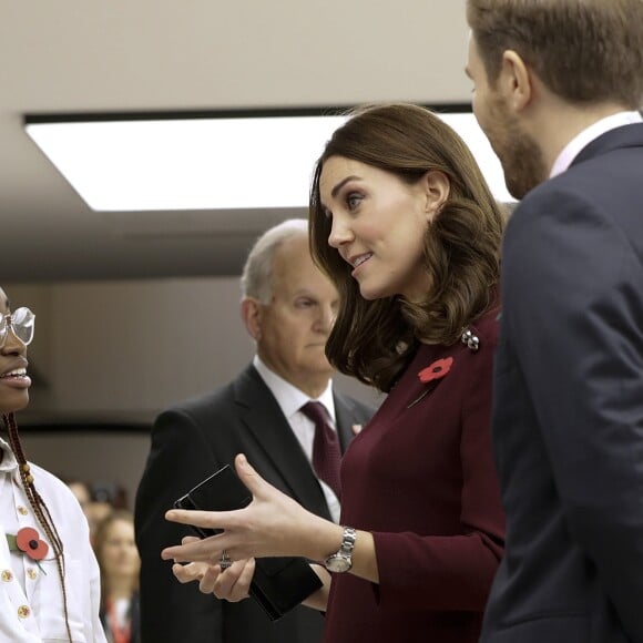 La duchesse Catherine de Cambridge, enceinte de son troisième enfant avec le prince William et habillée d'une robe de la marque Goat, participait le 8 novembre 2017 à un forum organisé à Londres par l'association Place2Be dont elle est la marraine.