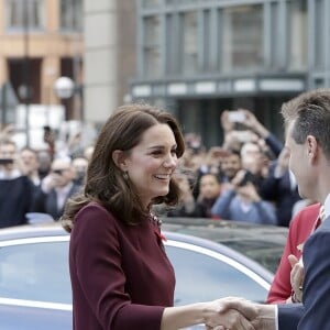 La duchesse Catherine de Cambridge, enceinte de son troisième enfant avec le prince William et habillée d'une robe de la marque Goat, participait le 8 novembre 2017 à un forum organisé à Londres par l'association Place2Be dont elle est la marraine.