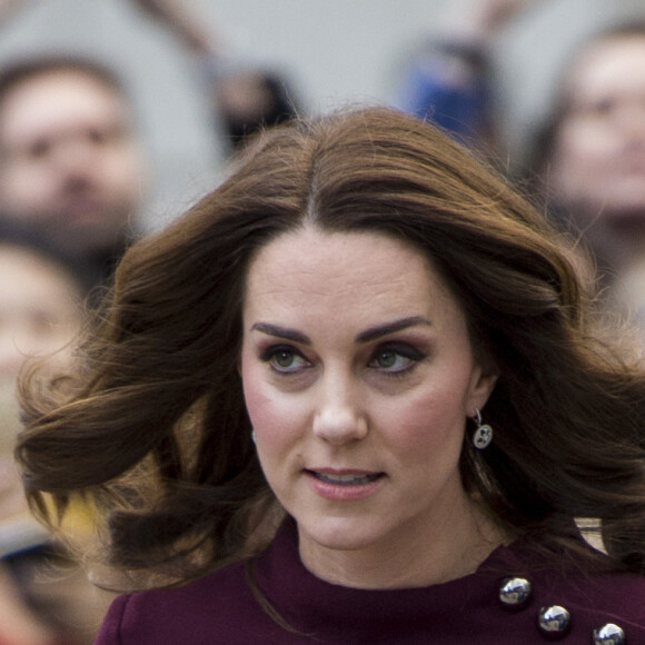 La duchesse Catherine de Cambridge, enceinte de son troisième enfant avec le prince William et habillée d'une robe de la marque Goat, participait le 8 novembre 2017 à un forum organisé à Londres par l'association Place2Be dont elle est la marraine.