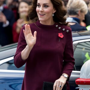 La duchesse Catherine de Cambridge, enceinte de son troisième enfant avec le prince William et habillée d'une robe de la marque Goat, participait le 8 novembre 2017 à un forum organisé à Londres par l'association Place2Be dont elle est la marraine.