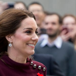 La duchesse Catherine de Cambridge, enceinte de son troisième enfant avec le prince William et habillée d'une robe de la marque Goat, participait le 8 novembre 2017 à un forum organisé à Londres par l'association Place2Be dont elle est la marraine.