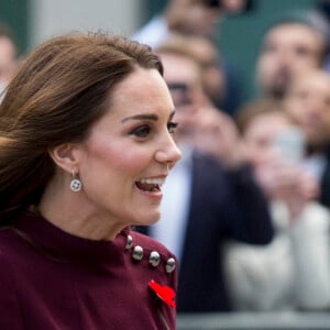 La duchesse Catherine de Cambridge, enceinte de son troisième enfant avec le prince William et habillée d'une robe de la marque Goat, participait le 8 novembre 2017 à un forum organisé à Londres par l'association Place2Be dont elle est la marraine.