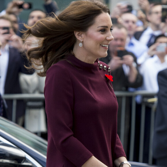 La duchesse Catherine de Cambridge, enceinte de son troisième enfant avec le prince William et habillée d'une robe de la marque Goat, participait le 8 novembre 2017 à un forum organisé à Londres par l'association Place2Be dont elle est la marraine.