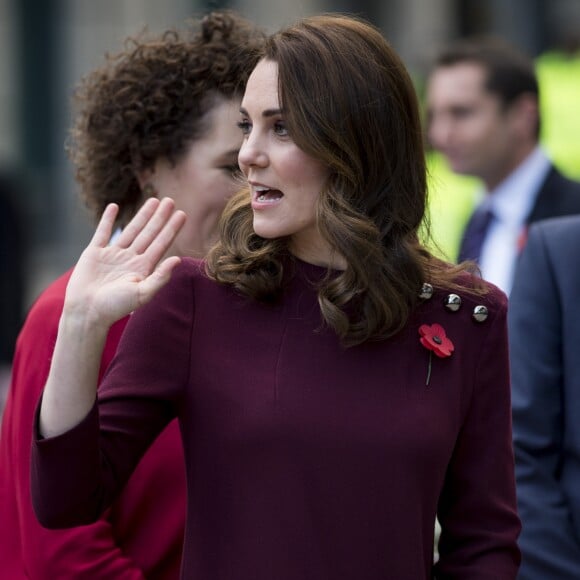 La duchesse Catherine de Cambridge, enceinte de son troisième enfant avec le prince William et habillée d'une robe de la marque Goat, participait le 8 novembre 2017 à un forum organisé à Londres par l'association Place2Be dont elle est la marraine.