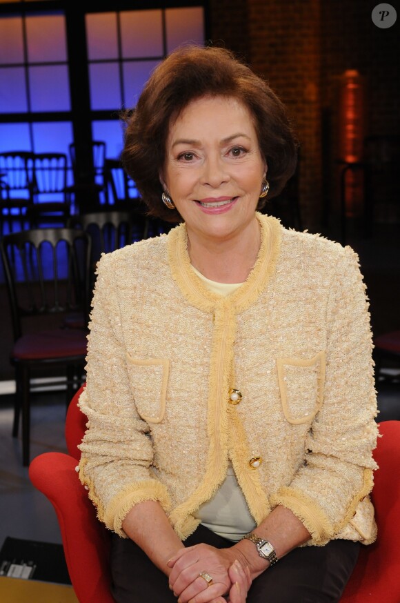 Archives - L'actrice Karin Dor, James Bond girl dans "On ne vit que deux fois", sur le plateau de l'émission TV "Kölner Treff" à Cologne. Le 28 mai 2010