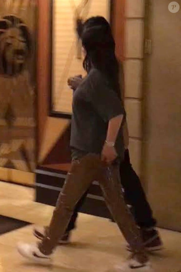 Exclusif - Travis Scott et sa compagne Kylie Jenner enceinte rentrent à l'hôtel à Las Vegas. Kylie porte un jean avec des baskets et un t-shirt très ample… Le 25 septembre 2017