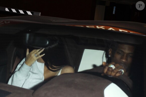 Exclusif - Kylie Jenner et son compagnon Travis Scott se cachent des photographes à la sortie d'une fête au volant d'une magnifique Lamborghini Aventador orange à West Hollywood, le 10 août 2017