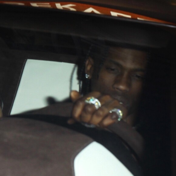 Exclusif - Kylie Jenner et son compagnon Travis Scott se cachent des photographes à la sortie d'une fête au volant d'une magnifique Lamborghini Aventador orange à West Hollywood, le 10 août 2017