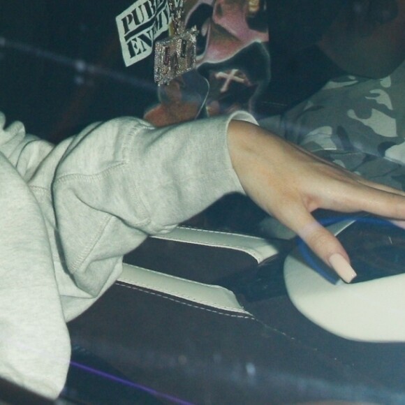 Exclusif - Kylie Jenner et son compagnon Travis Scott se cachent des photographes à la sortie d'une fête au volant d'une magnifique Lamborghini Aventador orange à West Hollywood, le 10 août 2017