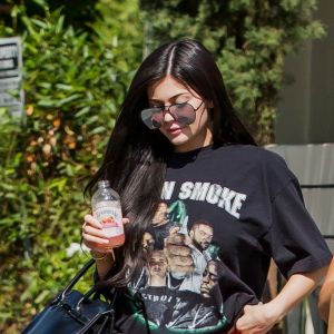 Exclusif - Kylie Jenner porte un t-shirt avec une feuille de cannabis (de la tournée Up in Smoke Tour en l'an 2000) alors qu'elle va chercher à manger au restaurant Blue Table à Los Angeles, le 4 août 2017. 