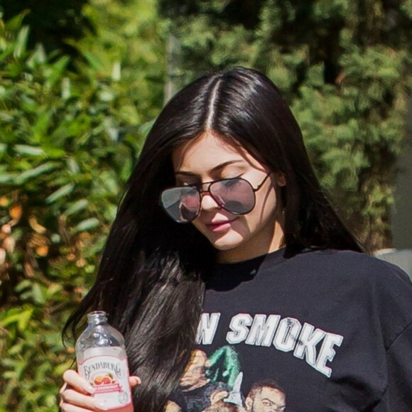 Exclusif - Kylie Jenner porte un t-shirt avec une feuille de cannabis (de la tournée Up in Smoke Tour en l'an 2000) alors qu'elle va chercher à manger au restaurant Blue Table à Los Angeles, le 4 août 2017. 