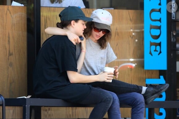 Exclusif - Ellen Page câline et embrasse sa compagne Emma Portner à West Hollywood, le 12 juillet 2017