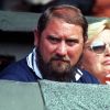 Damir Dokic, père de Jelena Dokic, en tribunes d'un tournoi de tennis lors d'un match de sa fille en juin 1999.