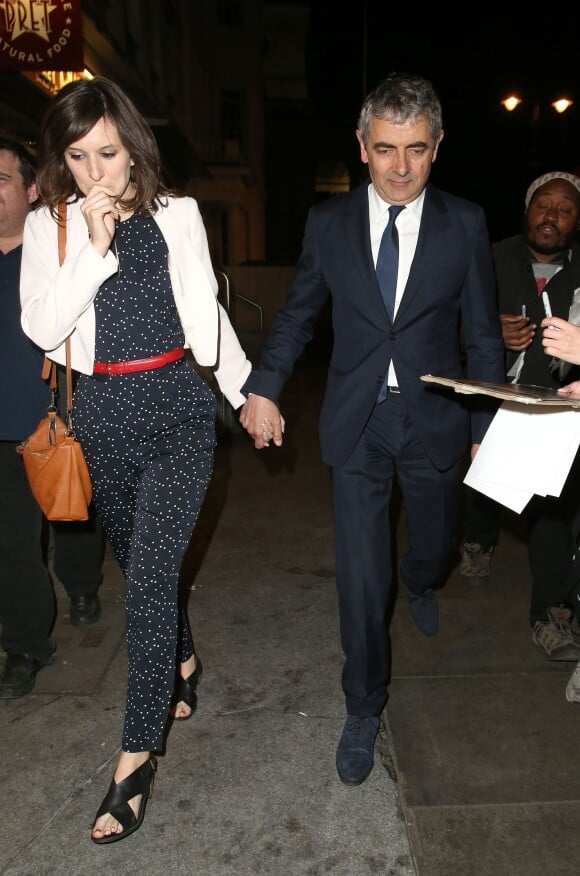 Rowan Atkinson et sa petite amie Louise Ford à la sortie de la soirée "The American Buffalo press" à Londres. Le 27 avril 2015
