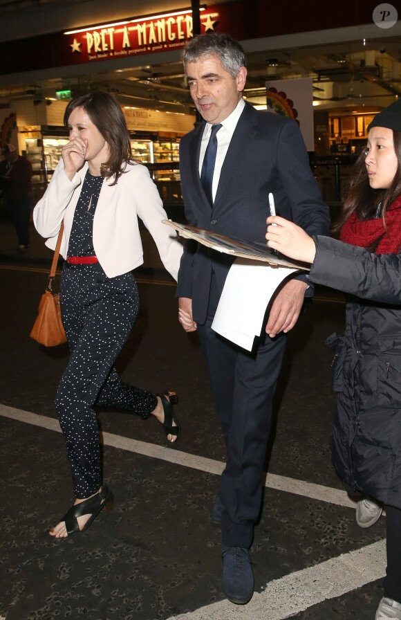 Rowan Atkinson et sa petite amie Louise Ford à la sortie de la soirée "The American Buffalo press" à Londres. Le 27 avril 2015