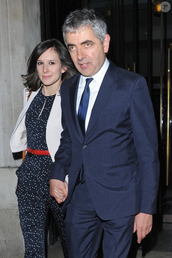 Rowan Atkinson et sa petite amie Louise Ford à la sortie de la soirée "The American Buffalo press" à Londres. Le 27 avril 2015