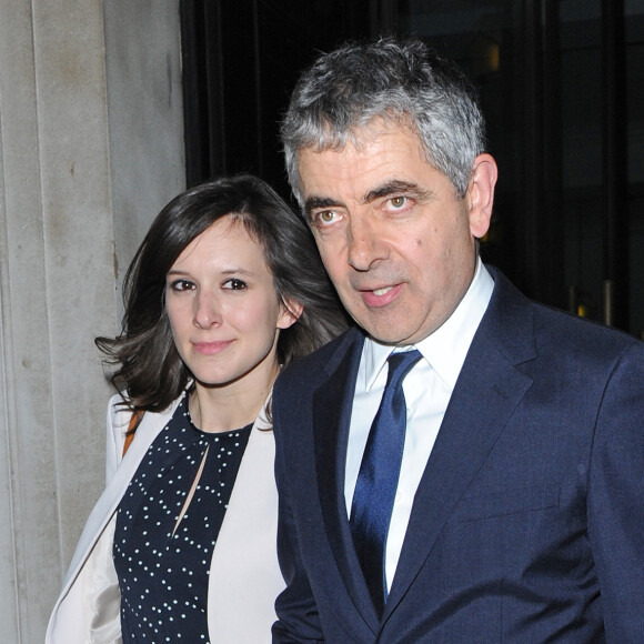 Rowan Atkinson et sa petite amie Louise Ford à la sortie de la soirée "The American Buffalo press" à Londres. Le 27 avril 2015