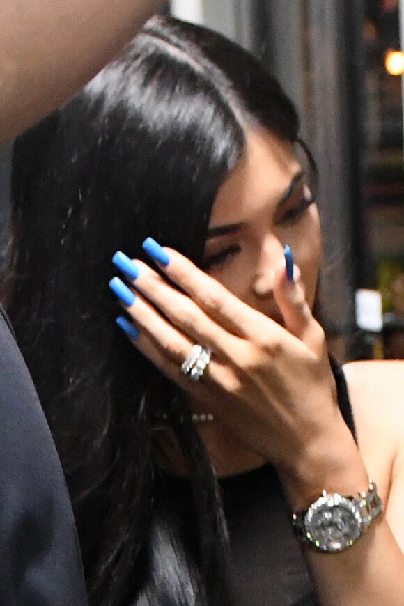 Kylie Jenner avec Travis Scott à Miami, le 6 juin 2017. La star de télé-réalité a souvent porté des bijoux extravagants à l'annulaire gauche.