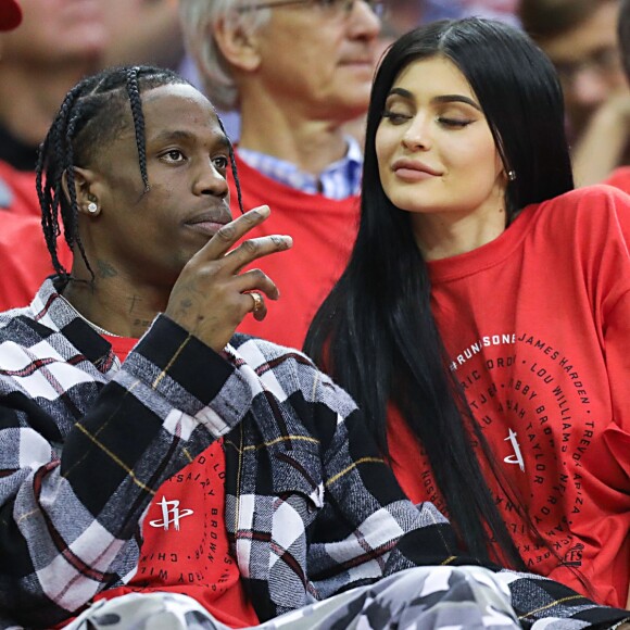 Travis Scott et Kylie Jenner lors d'un match de basketball opposant les Houston Rockets face à l'équipe d'Oklahoma City Thunder à Houston le 25 avril 2017